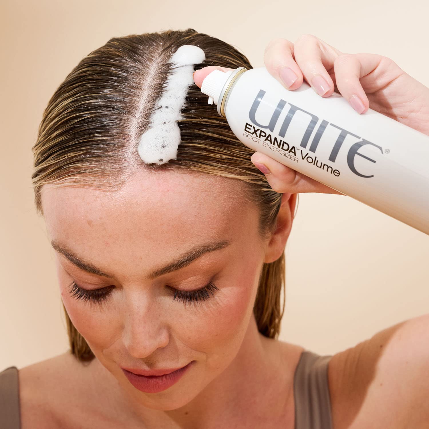Model applying Unite Expanda Volume Root Energizer 